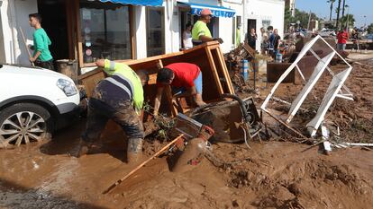 Restaurantes en la línea de costa de Les Cases de Alcanar, Tarragona, tras las lluvias torrenciales.