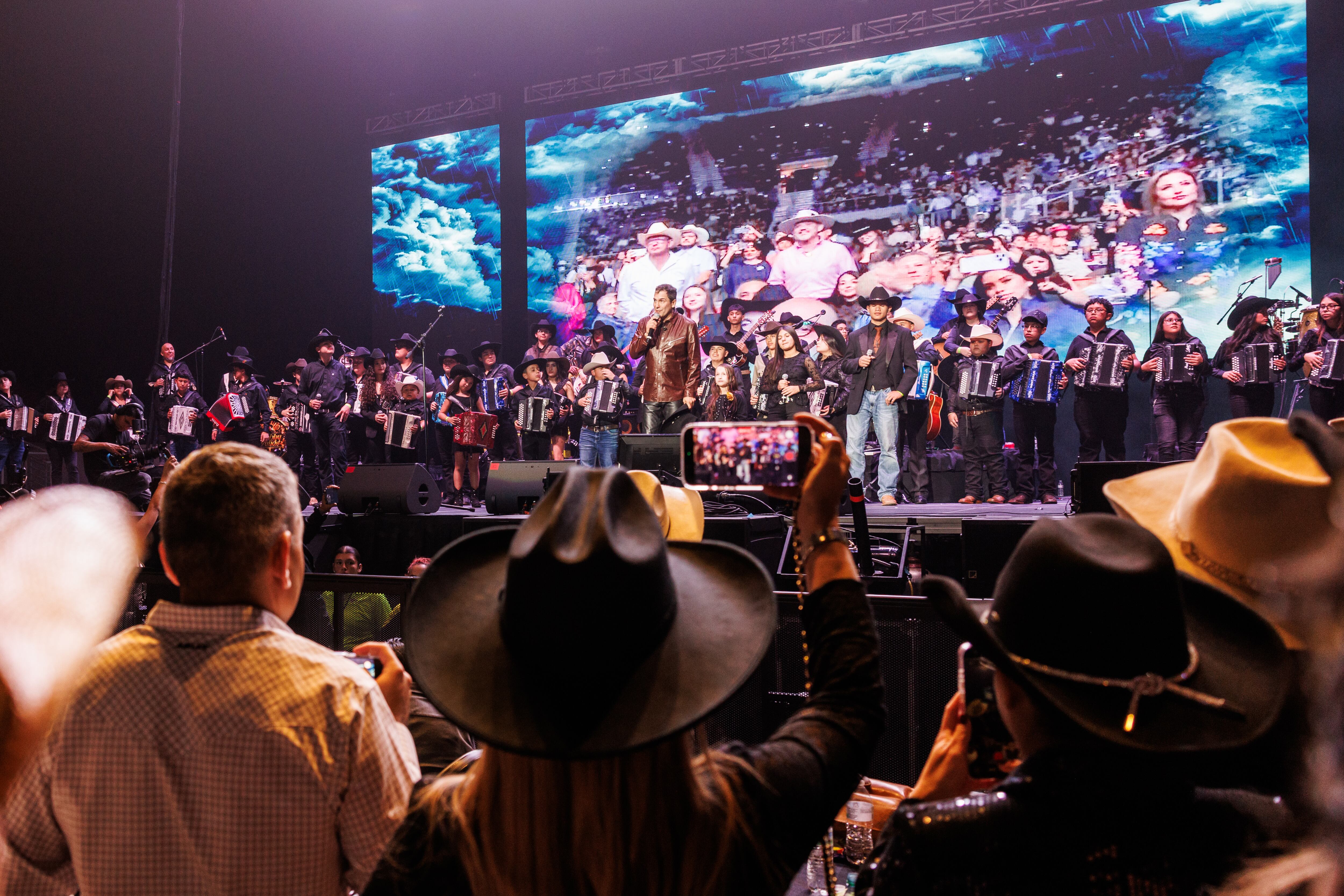 Bobby Pulido se dirige al público durante su concierto final, ‘La Última Desvelada’.
