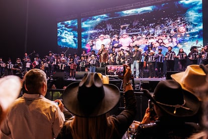 Bobby Pulido se dirige al público durante su concierto final, ‘La Última Desvelada’.