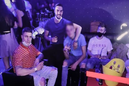Fotografía tomada al monitor de la sala de prensa a la que el TSXG suministra la señal del juicio, en la que se puede ver a varios de los acusados en el Pub Andén de A Coruña, minutos antes de la agresión que terminaría con la vida de Samuel.