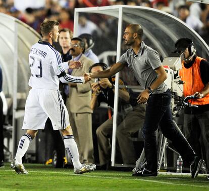 Beckham saluda a Pep Guardiola al ser sustituido en un amistoso entre LA Galaxy y el Barcelona en agosto del año 2009.