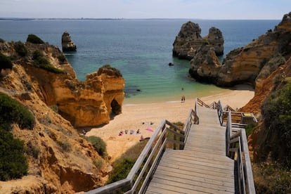 Lagos es uno de los centros turísticos de Algarve. Situado en una gran bahía, es el punto de partida de cruceros para observar aves, pescar o avistar delfines. También se puede quemar adrenalina practicando remo en kayak, submarinismo, surf, windsurf, kitesurf o paddle surf.