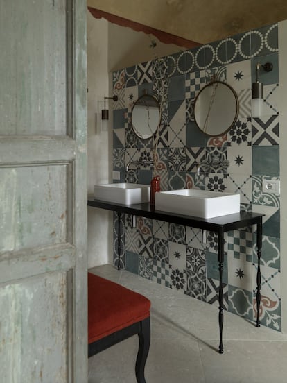 Baldosas cerámicas de Marruecos protegen la pared del lavamanos en el baño. 