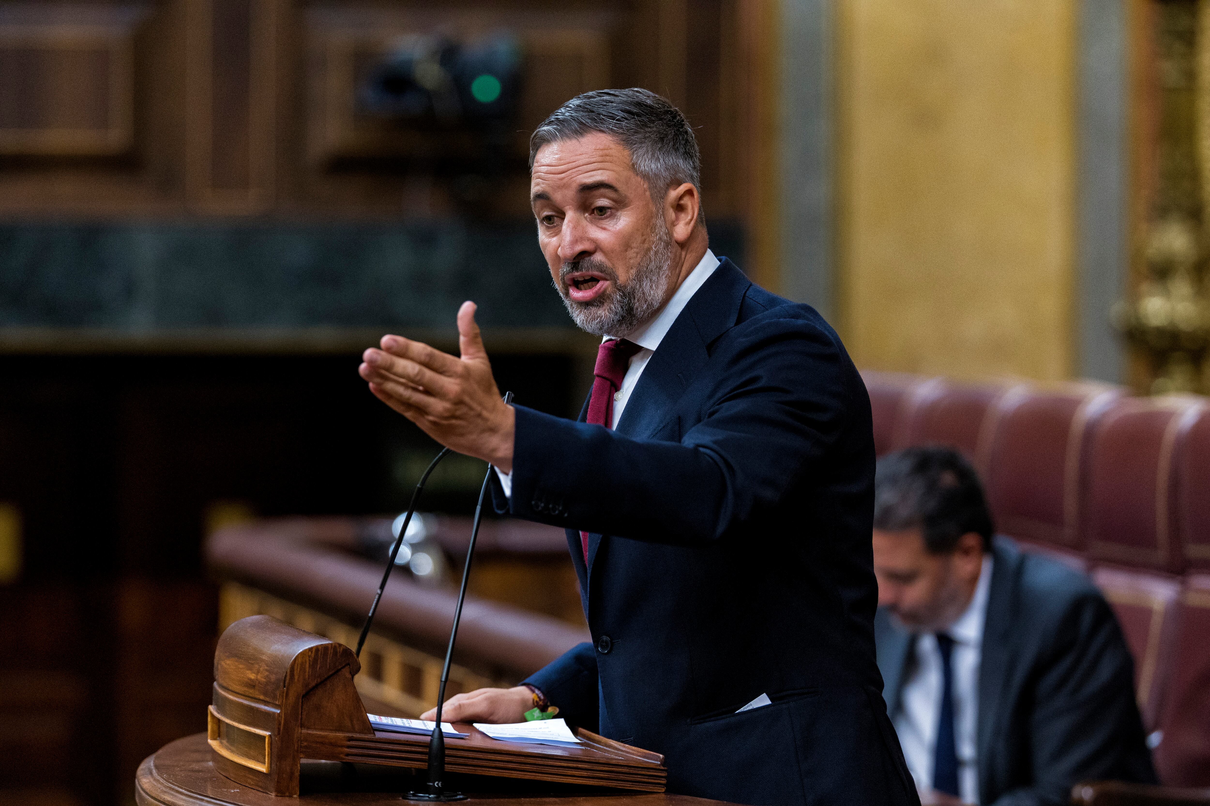 El líder de Vox, Santiago Abascal, da la réplica al presidente del Gobierno, este jueves en el Congreso. 