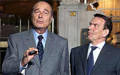 Jacques Chirac (izquierda) y el canciller alemán, Gerard Schröder, el pasado viernes por la noche en París.