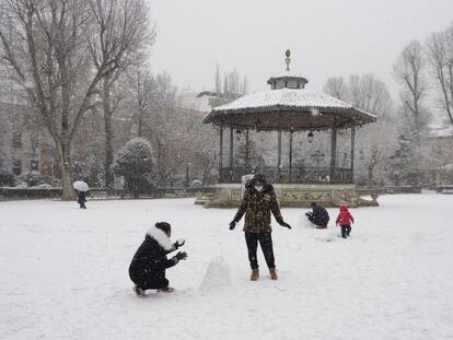 Ambiente feriado pela nevada na cidade de Cuenca.