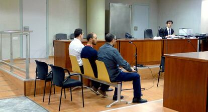 Ismael F., Jaime Jesús C. y Rafael C., en el juicio por falsedad en Lleida.