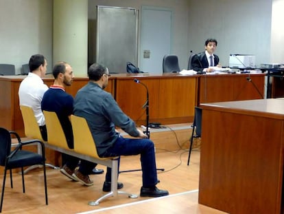 Ismael F., Jaime Jesús C. i Rafael C., durant el judici.