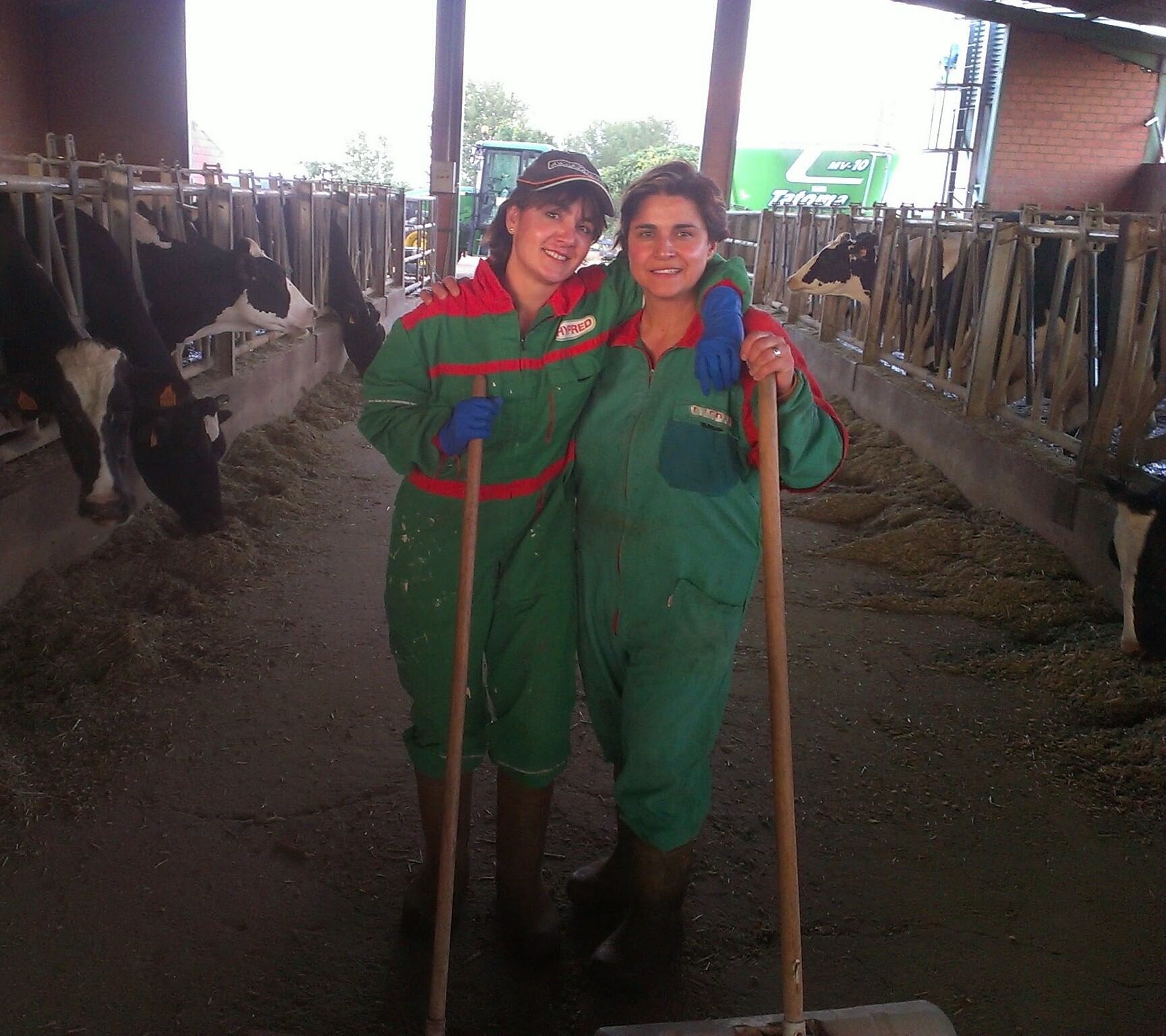 La ganadera Cecilia Castro (derecha) posa junto a una compañera.