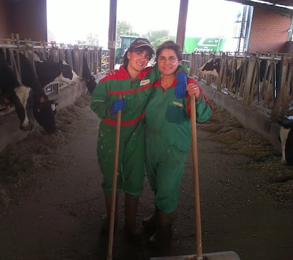 La ganadera Cecilia Castro (derecha) posa junto a una compañera.