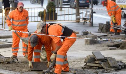 Un grupo de trabajadores realizan diversas tareas en las calles de Valladolid.