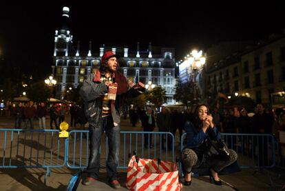 Allende Blanco y Joaquín Castellano protagonizan el primer paso en la plaza de Santa de Ana, con texto de María Velasco.