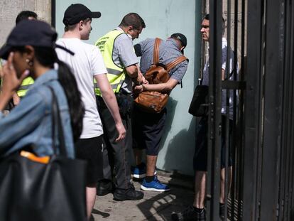 Agentes de seguridad privada del mercado de la Boqueria detienen a un carterista tras robar a unos turistas rusos.