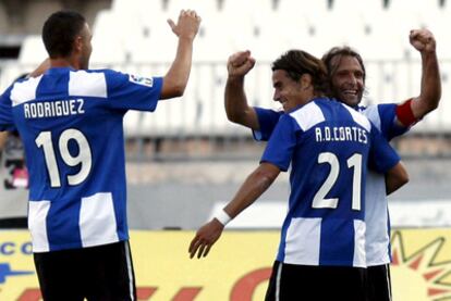 Los jugadores del Hércules celebran el tanto de Valdez.