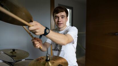 Eric Mateu, alumno con mejor nota de Selectividad de Cataluña, en su domicilio de Sant Cugat del Vallès.