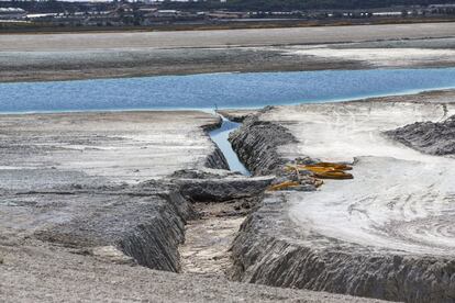 Canal de agua en las obras de mantenimiento de las balsas de fosfoyesos.