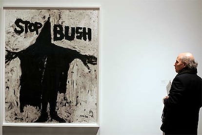 Pieza de Richard Serra con el lema "Stop Bush", en la Bienal del Whitney 2006.