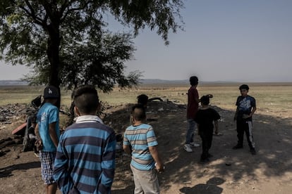 Niños juegan en las orillas de la laguna de Cuitzeo.