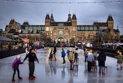 Pista de hielo frente al museo Rijksmuseum de Ámsterdam.