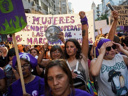 Manifestantes marchan en Montevideo (Uruguay), este 8 de marzo de 2023.