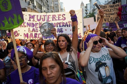 8M: Manifestantes marchan en Montevideo