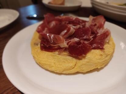 La tortilla de pan con tomate y jabugo, en la oferta del Múrria, es espectacular.