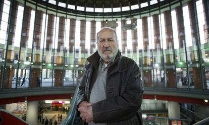 El director de cinema Josep Maria Forn, a l'estació d'Atocha de Madrid.