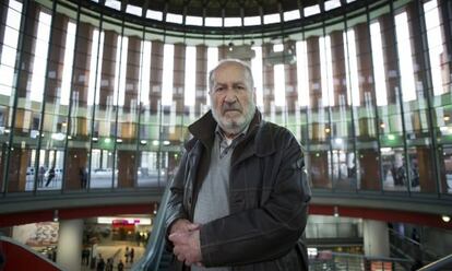 El director de cine Josep Mar&iacute;a Forn posa en la estaci&oacute;n de Atocha de Madrid.