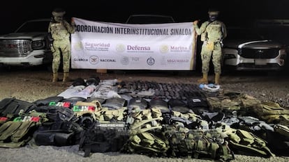 Militares muestran armamento y chalecos antibalas con los colores y el acrónimo del Cártel Jalisco Nueva Generación, decomisados en un operativo en Sinaloa.