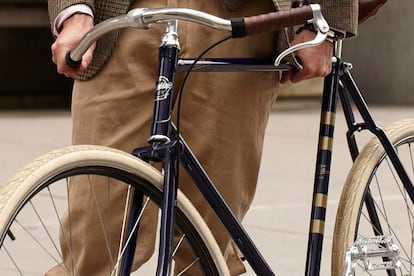 Ralph Lauren

	La bicicleta de la firma estadounidense se presenta como una joya de estilo británico vintage donde destacan detalles como las empuñaduras de cuero, neumáticos de color crema y un elegante sillín Brooks. Sólo se pondrán a la venta 50 unidades de esta bicicleta. Esta no es la primera vez que Ralph Lauren apuesta por los pedales: en 2010, diseñó una moderna bicicleta junto a la marca Affinity.
