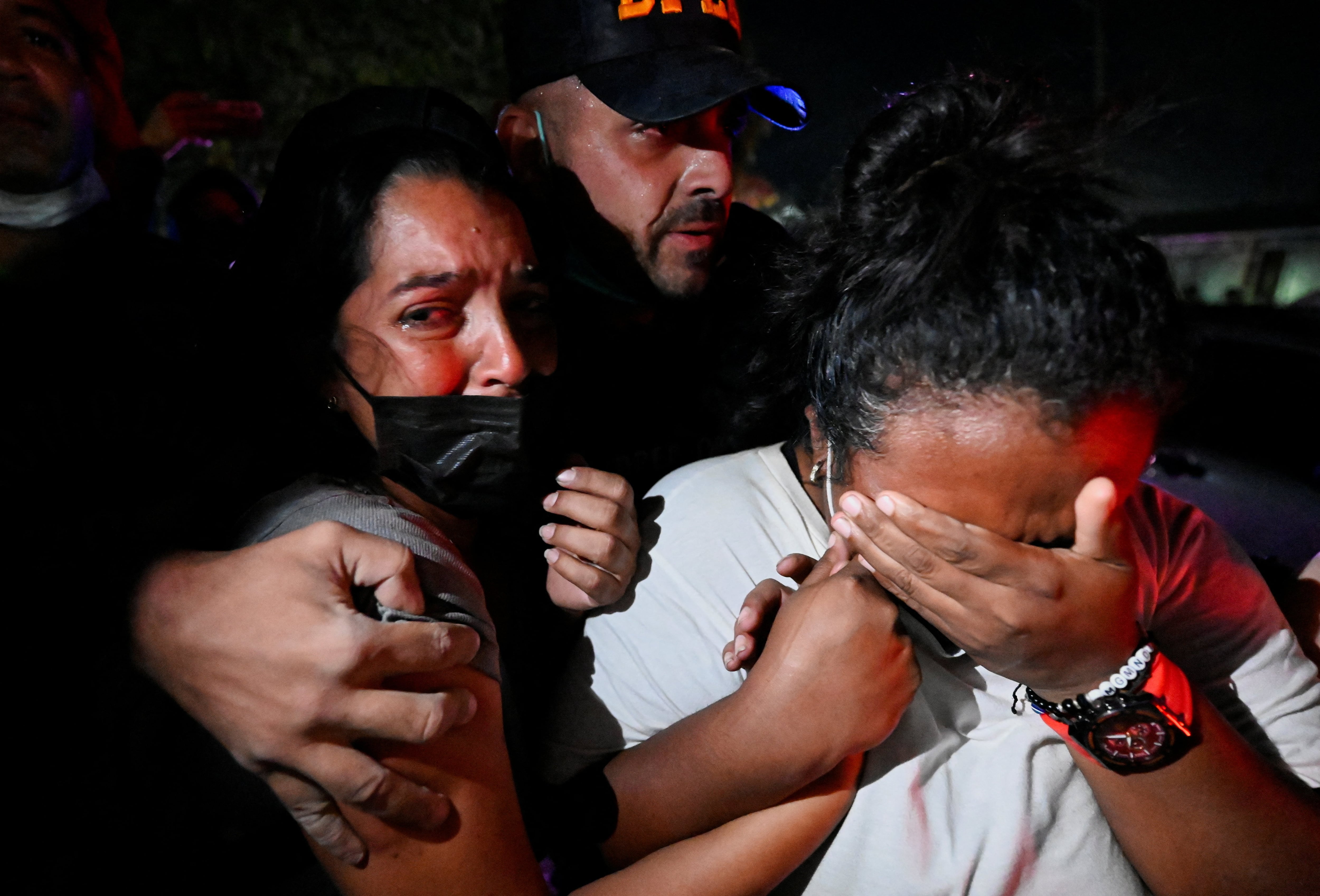 El dolor se convierte en rabia entre los restos del terremoto en Venezuela
