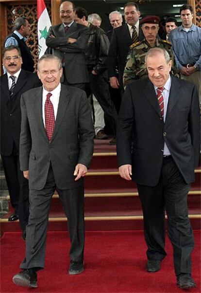 Donald Rumsfeld (izquierda) y Ayad Alaui, primer ministro iraquí, en Bagdad.