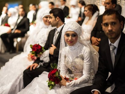 Ceremonia grupal en la que 50 parejas festejan su boda en la sureña localidad libanesa de Sidón