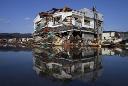 Un ciudadano contempla la devastación causada por el terremoto y el tsunami desde las ruinas de su casa, en Kesennuma.