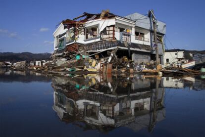 Un ciudadano contempla la devastación causada por el terremoto y el tsunami desde las ruinas de su casa, en Kesennuma.