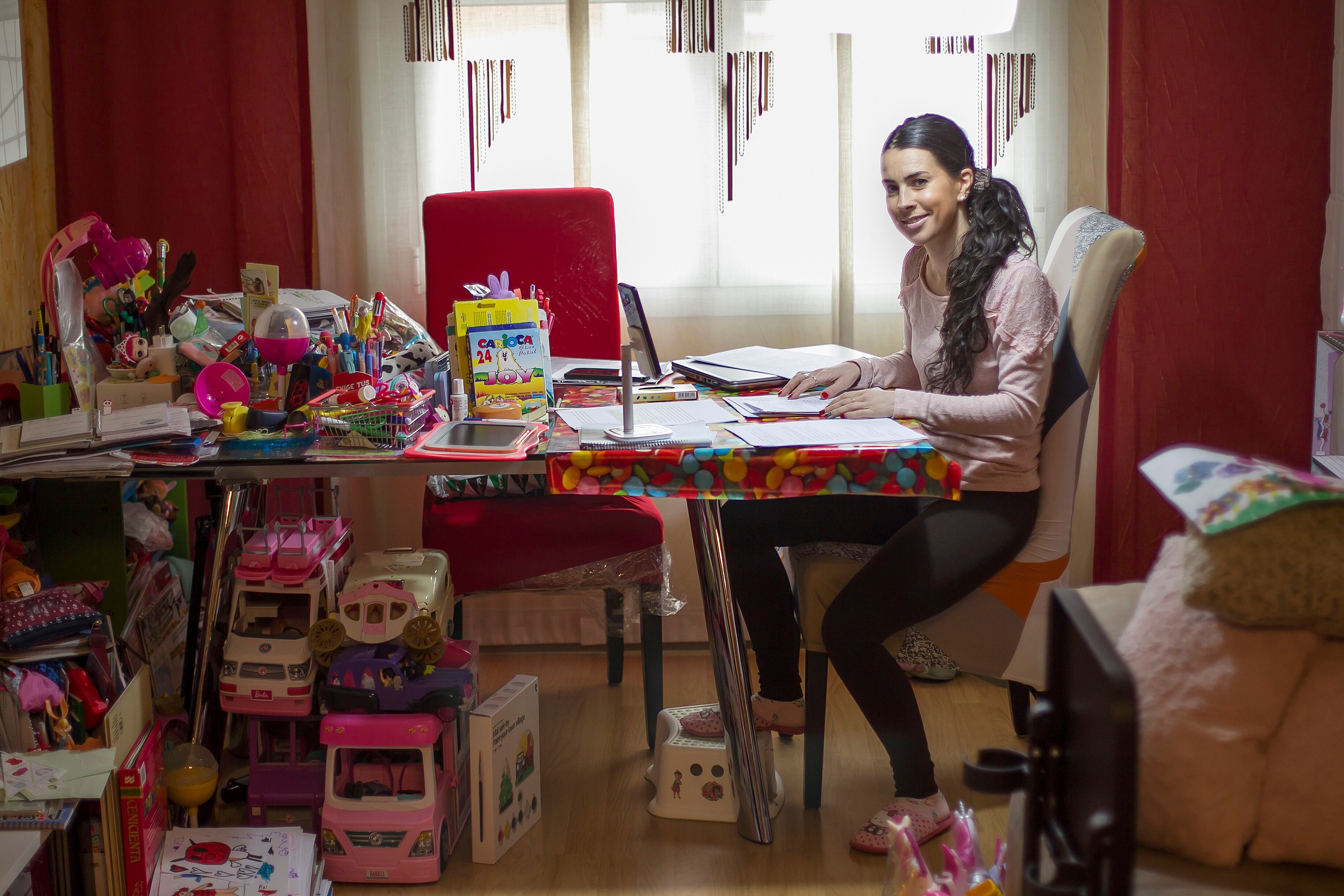 Esther Sánchez, maestra interina, en su casa de Madrid.