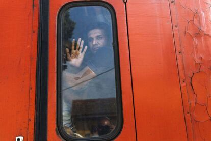 En la imagen, un hombre mira por la ventana de un tren en la estación de Gevgelija (Macedonia). La UE anunció el 11 de agosto una partida de 2,4 millones de euros para ayudar a los Estados miembros en la avalancha de personas que les llegan cada día. Una cifra que algunos países han calificado de insuficiente.