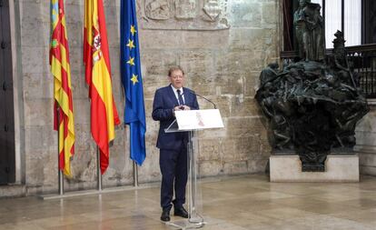 Ximo Puig atiende a los medios tras reunirse con el presidente de la Diputación de Castellón, José Martí.