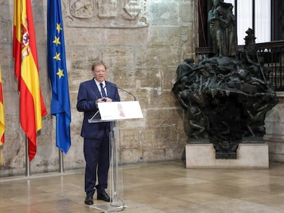 Ximo Puig atiende a los medios tras reunirse con el presidente de la Diputación de Castellón, José Martí.