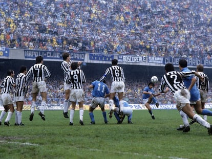 Maradona marca un histórico gol de falta contra la Juventus de Turín.