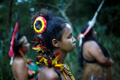 A aldeia Naô Xohã chegou a ser evacuada no sábado, 26 de janeiro, um dia após a ruptura da barragem da Vale em Brumadinho que matou ao menos 65 pessoas e deixa mais de 292 desaparecidos. Mas, de acordo com Conselho Indigenista Missionário (Cimi), ligado ao Conselho Nacional dos Bispos do Brasil (CNBB), os moradores voltaram ao local onde moram depois. Agora, "a dúvida é como a aldeia irá sobreviver às margens de um rio poluído gerando impacto em todo o meio ambiente local", disse o órgão indigenista. Na imagem, um grupo monitorava o rio Paraopeba nesta segunda no fim do dia. 