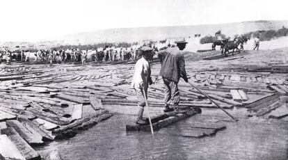 Foto de 1950 del traslado de madera por el río Guadalquivir.