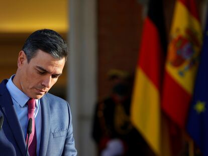 El presidente del Gobierno, Pedro Sánchez, tras su reunión en el Palacio de la Moncloa con Olaf Scholz, este lunes, en la Moncloa.