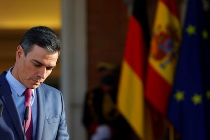 El presidente del Gobierno, Pedro Sánchez, tras su reunión en el Palacio de la Moncloa con Olaf Scholz, este lunes, en la Moncloa.