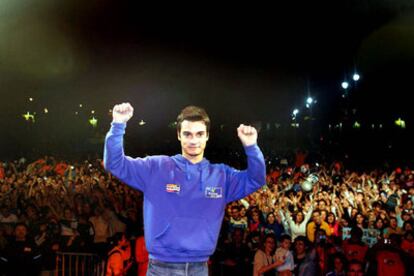 Dani Pedrosa, en la celebración de su triunfo ante los vecinos de su pueblo, Castellar del Vallés.