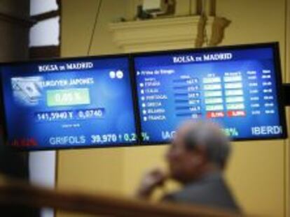 Monitor en la bolsa de Madrid que muestra, entre otras, la prima de riesgo de Espa&ntilde;a. 