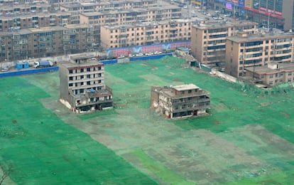 Duas 'casas prego' em uma área em construção em Taiyuan, província de Shanxi, em 24 de março de 2016. Os proprietários se negaram a abandonar suas casas e serem realojados