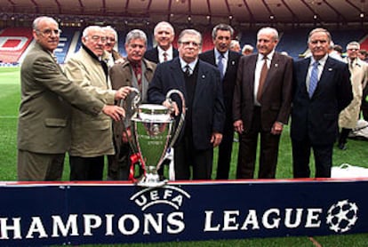 Algunos de los jugadores que lograron para el Madrid la quinta Copa de Europa posan en el escenario del triunfo, el Hampden Park.