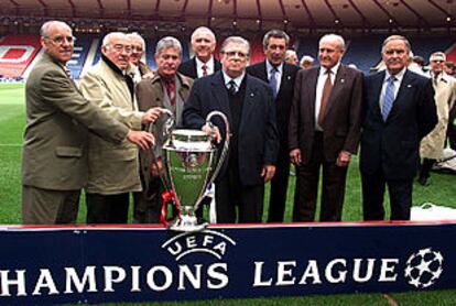 Algunos de los jugadores que lograron para el Madrid la quinta Copa de Europa posan en el escenario del triunfo, el Hampden Park.