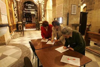 Recogida de firmas en la concatedral de San Nicolás de Alicante en apoyo del manifiesto episcopal.